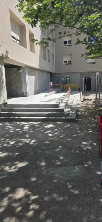 Réalisation d'une rampe d'accès inclinée et d'un escalier en béton armé – Échirolles