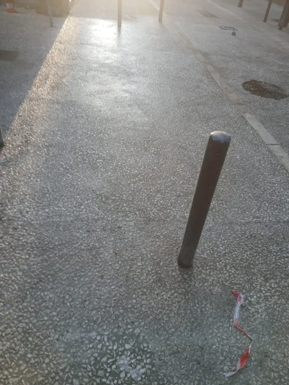 Chantier de béton désactivé pour aménagement de voirie à Grenoble par une entreprise de travaux publics.