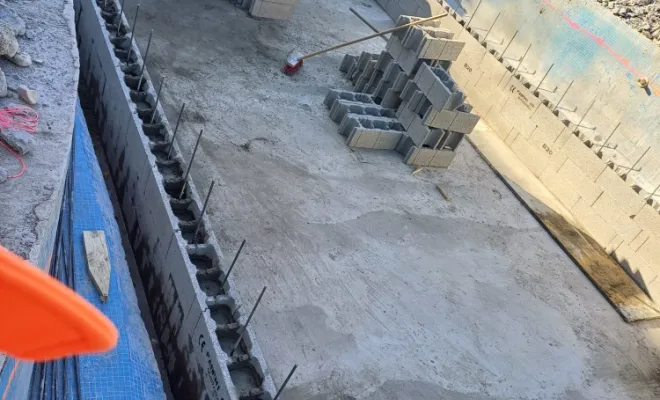 Construction de la structure de piscine en blocs à bancher