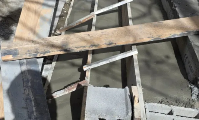 Création d'un escalier d'accès extérieur en béton brut à côté de la rampe