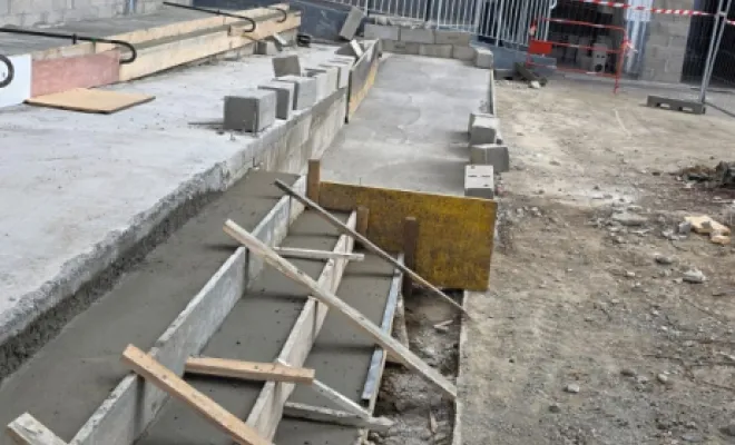 Création d'un escalier d'accès extérieur en béton brut à côté de la rampe
