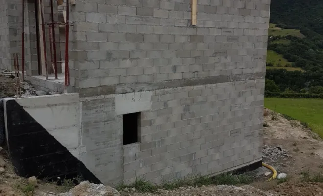 Vue extérieure de l'élévation d'un grand pignon en parpaings pour la structure de la maison