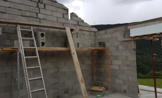 l'élévation des murs en parpaings progresse rapidement