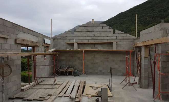 Intérieur du chantier avec la dalle propre, les étais de soutien et la préparation des ouvertures.