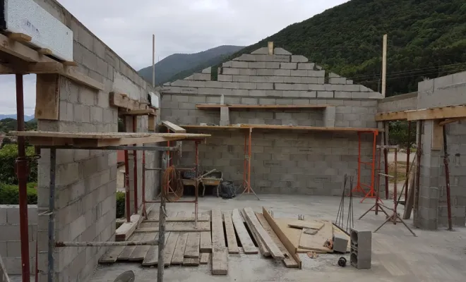 Montage des murs intérieurs avec les échafaudages installés pour travailler en hauteur.