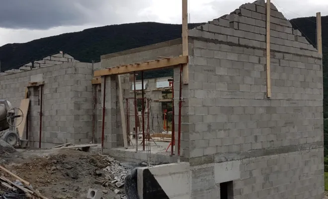 l'élévation des murs en parpaings progresse rapidement