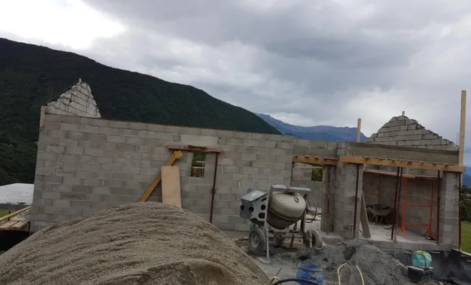 l'élévation des murs en parpaings progresse rapidement