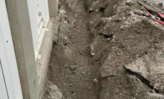 Nous avons commencé par ouvrir la tranchée dans le trottoir pour préparer le passage des tuyaux télécom.