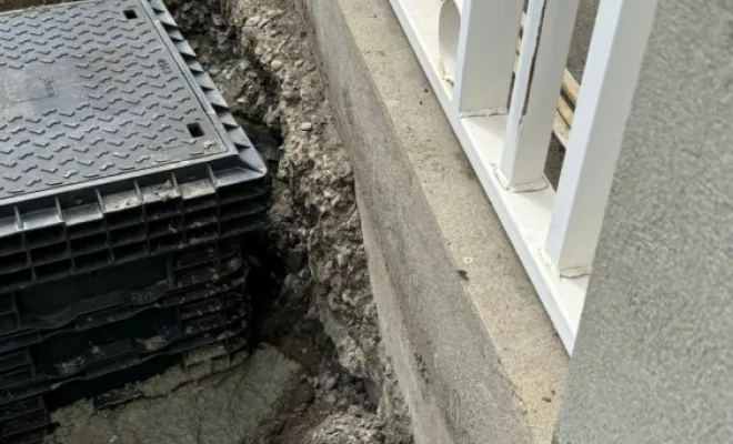 Voilà le gros travail de découpe et de terrassement pour poser la chambre de tirage. C'est elle qui permettra de passer les futurs tuyaux de téléphone."