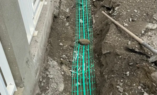 Nous avons commencé par ouvrir la tranchée dans le trottoir pour préparer le passage des tuyaux télécom.
