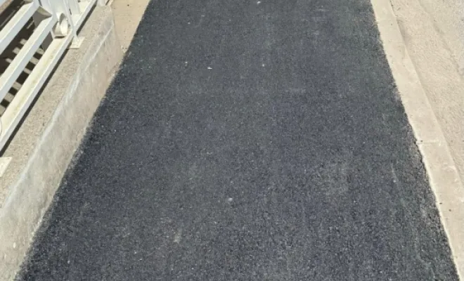 "Et voilà le travail terminé ! Nous avons refait l'enrobé du trottoir, c'est propre et net. Un beau chantier pour Constructel et Orange à Échirolles."