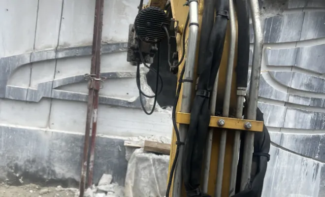 Démolition de béton et cassage de murs avec une mini-pelle équipée d'un BRH sur un chantier à Échirolles 