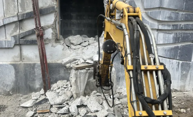 Démolition de béton et cassage de murs avec une mini-pelle équipée d'un BRH sur un chantier à Échirolles 