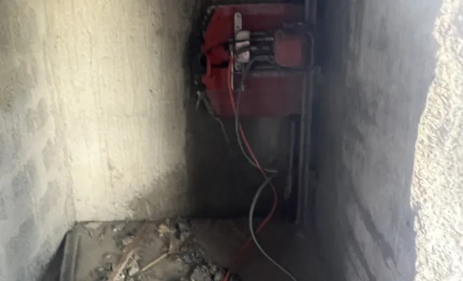 Découpe précise de mur en béton avec une scie murale sur un chantier à Échirolles »