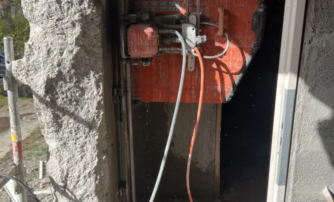 Découpe précise de mur en béton avec une scie murale sur un chantier à Échirolles »