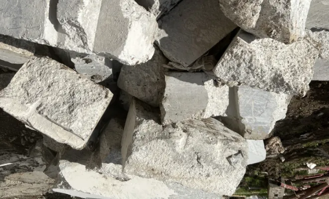 Évacuation des gravats après démolition contrôlée d'un mur porteur sur un chantier à Échirolles »