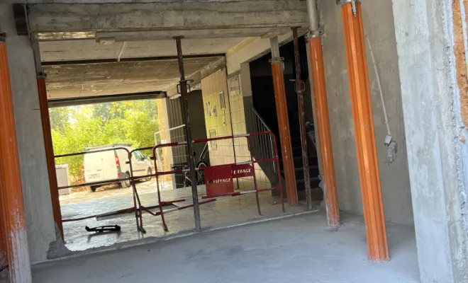 Mise en place d'un étaiement de sécurité renforcé pour soutenir la structure pendant l'ouverture »