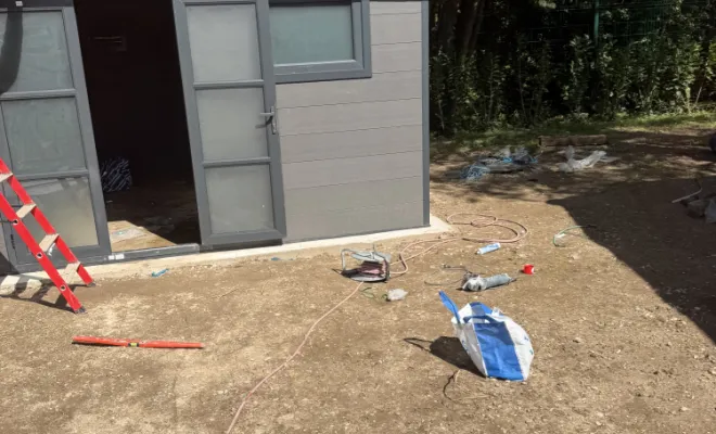 Construction et installation d'un abri de jardin moderne, Les Abrets, Electron TP