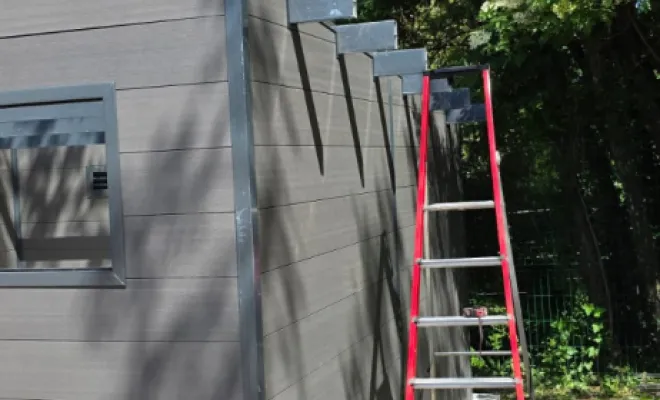 Installation de panneaux composites modernes avec inserts de privacy, offrant une excellente résistance aux intempéries.