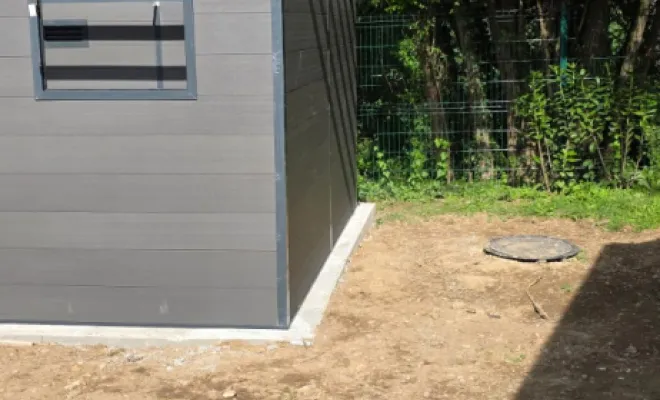 Installation de panneaux composites modernes avec inserts de privacy, offrant une excellente résistance aux intempérie