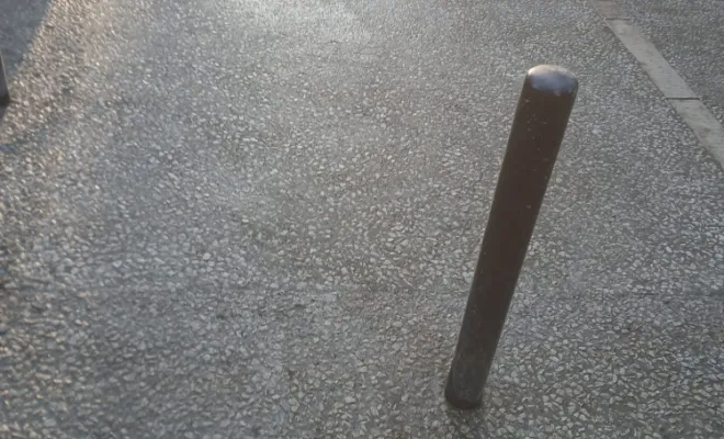 Résultat final après lavage : un béton désactivé parfaitement intégré à la rue piétonne, esthétique, antidérapant et prêt à résister durablement au passage."