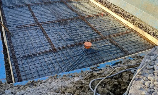 Ferraillage renforcé du radier en béton pour piscine