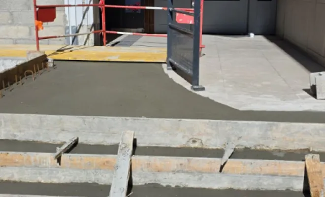 Création d'un escalier d'accès extérieur en béton brut à côté de la rampe