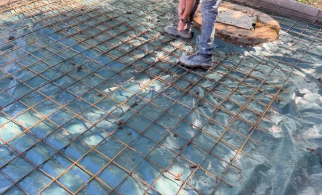 Nivellement et fondations béton pour une stabilité optimale.