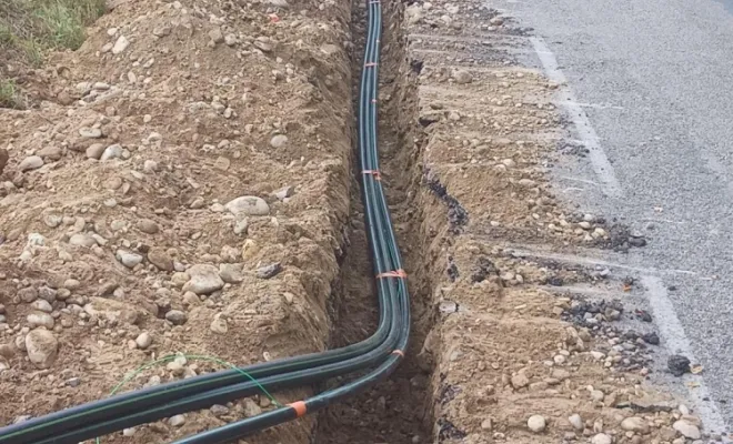 Ouverture de la tranchée et pose des tuyaux PHD pour la protection de la fibre optique.