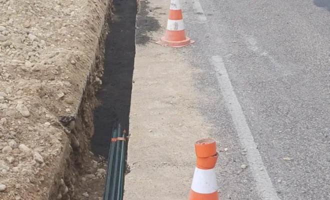 Ouverture de la tranchée et pose des tuyaux PHD pour la protection de la fibre optique.