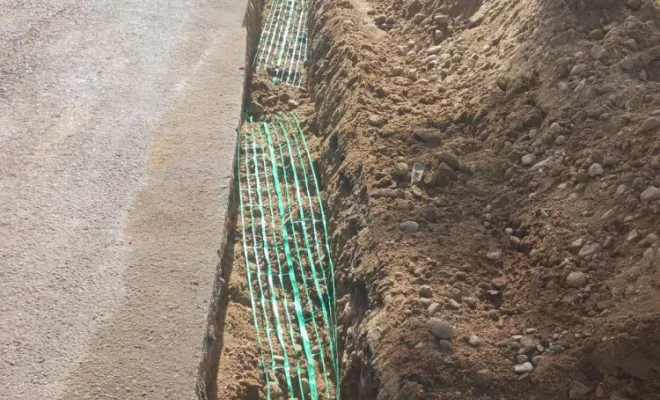 Pose du grillage avertisseur vert pour sécuriser et signaler le réseau souterrain.