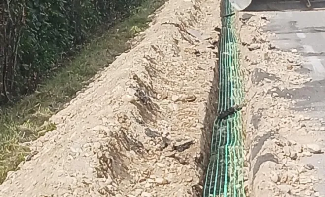 Pose du grillage avertisseur vert pour sécuriser et signaler le réseau souterrain.