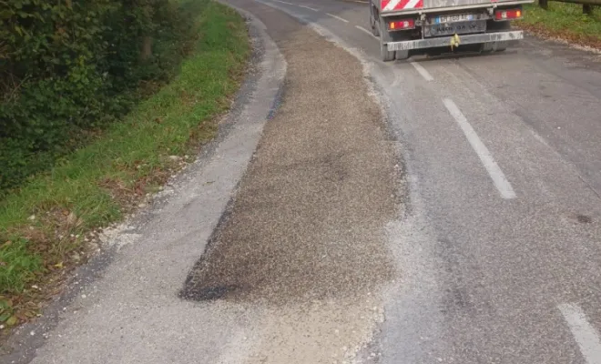 Application du bicouche sur la chaussée pour la réfection de la voirie.
